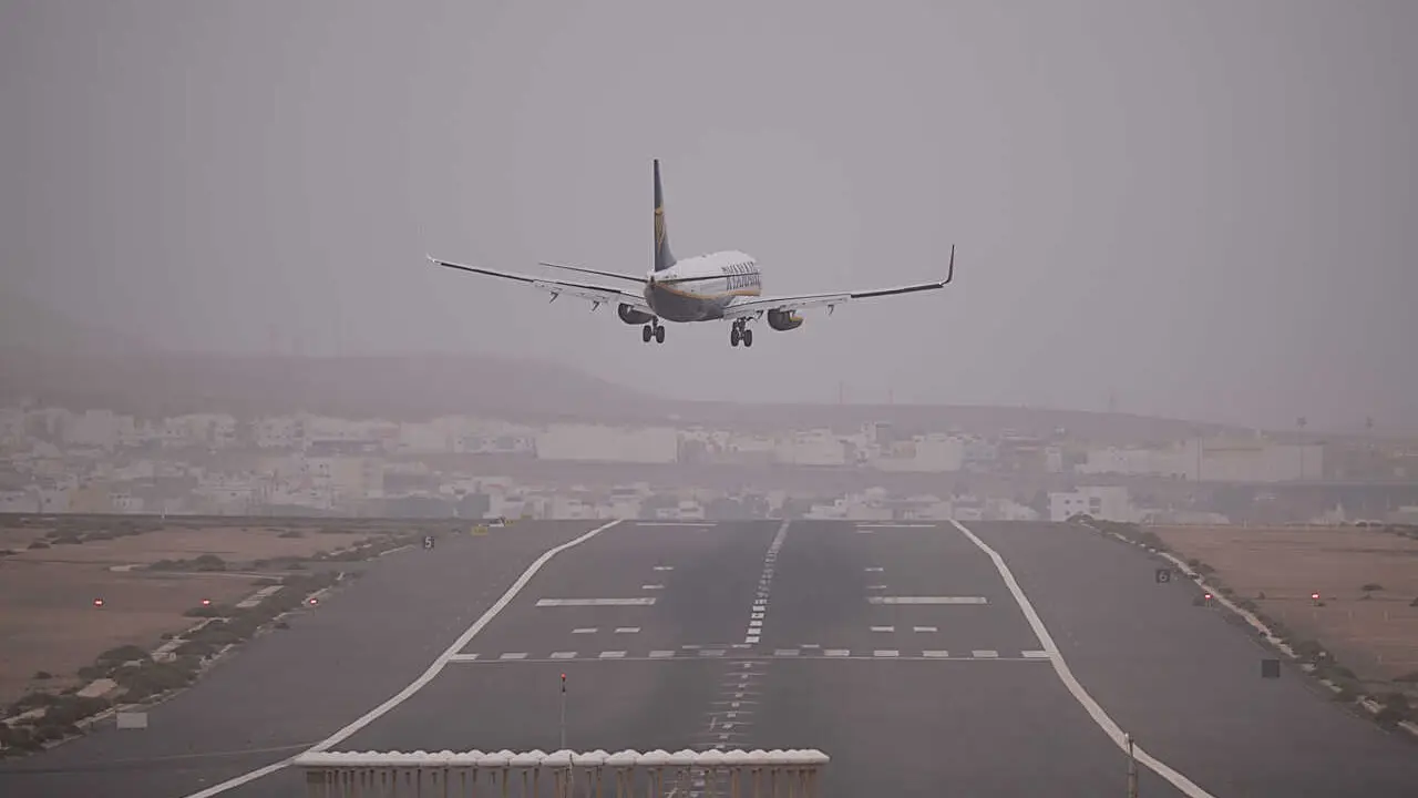 Archivo - Un avi&oacute;n despega en el aeropuerto de Fuerteventura con calima, a 27 de diciembre de 2022, en Fuerteventura, Las Palmas, Islas Canarias (Espa&ntilde;a). 
