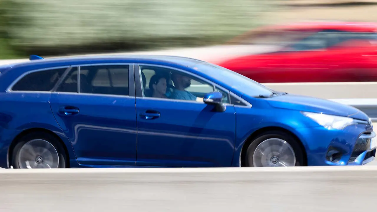 Archivo - Circulaci&oacute;n de veh&iacute;culos fluida en la autov&iacute;a A-3, a 30 de julio de 2023, en Madrid (Espa&ntilde;a). Tr&aacute;fico ha previsto para el fin de semana nueve millones de desplazamientos por carretera, y m&aacute;s de 49 millones en todo el mes de agosto. Hoy, domingo 