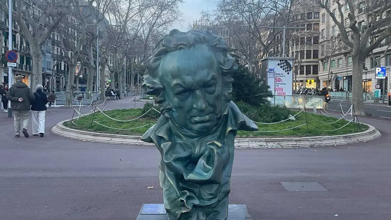 Una escultura gigante del 'Goya' en los Jardinets de Gr&agrave;cia de Barcelona.