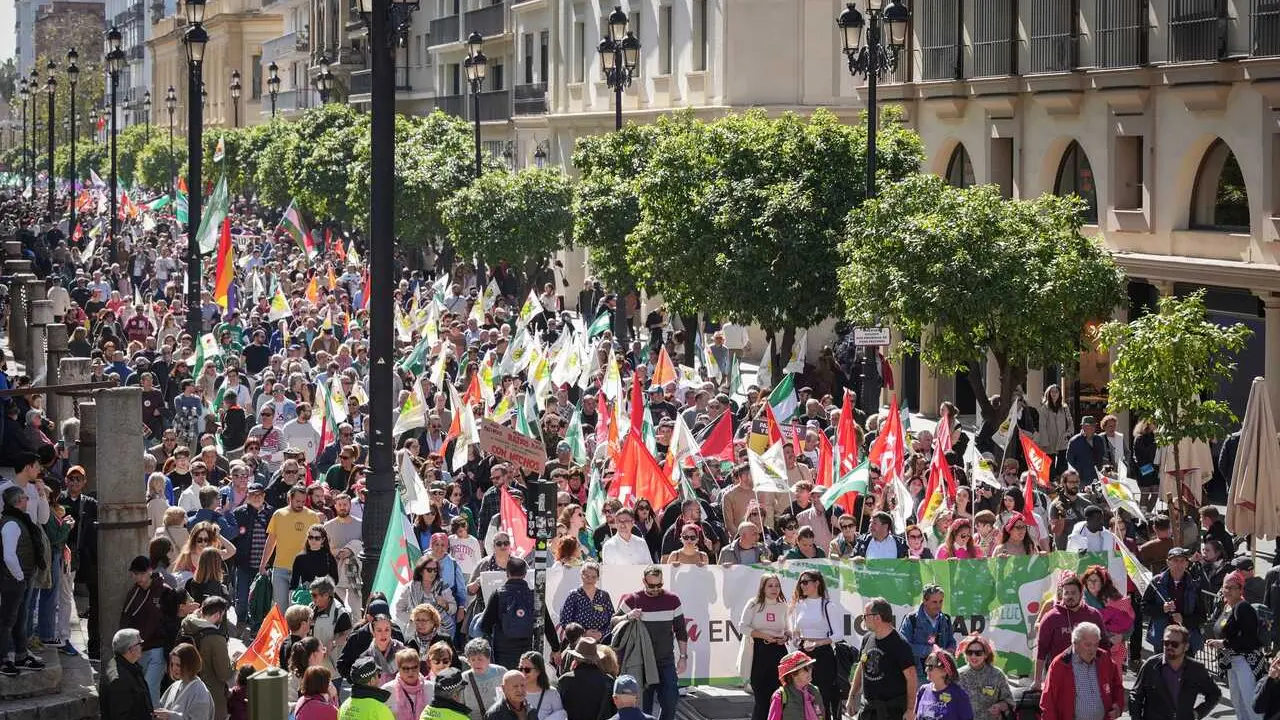 Archivo - Imagen de archivo de la manifestaci&oacute;n en Sevilla que convoca la Plataforma Andalucia 28F con motivo del D&iacute;a de Andaluc&iacute;a.