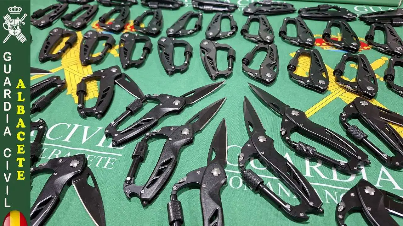 Archivo - La Guardia Civil de Albacete interviene cincuenta armas blancas prohibidas