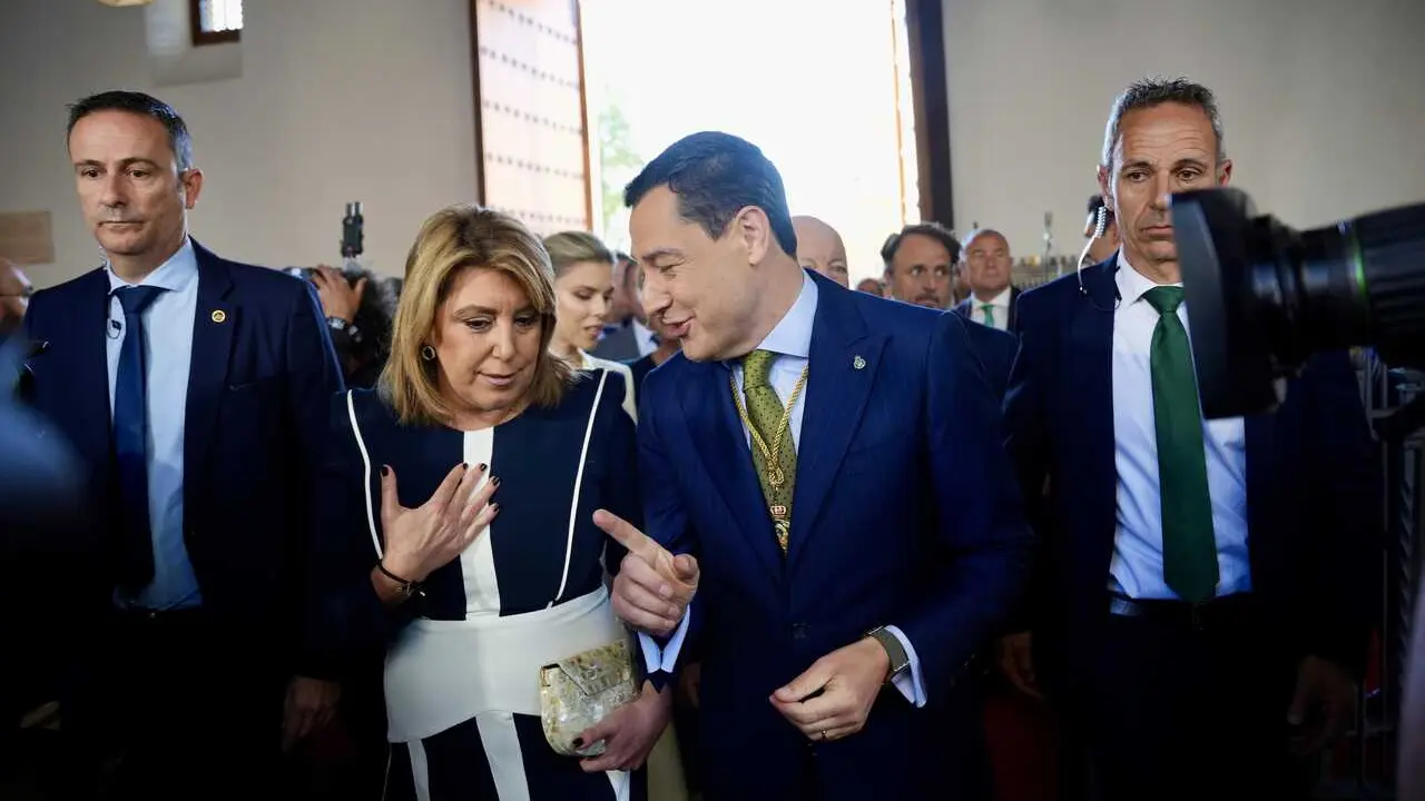El presidente de la Junta de Andaluc&iacute;a, Juanma Moreno (d) saluda a la senadora, Susana D&iacute;az a su llegada al acto del D&iacute;a de Andaluc&iacute;a. A 28 de febrero de 2026 en Sevilla, Andaluc&iacute;a (Espa&ntilde;a).