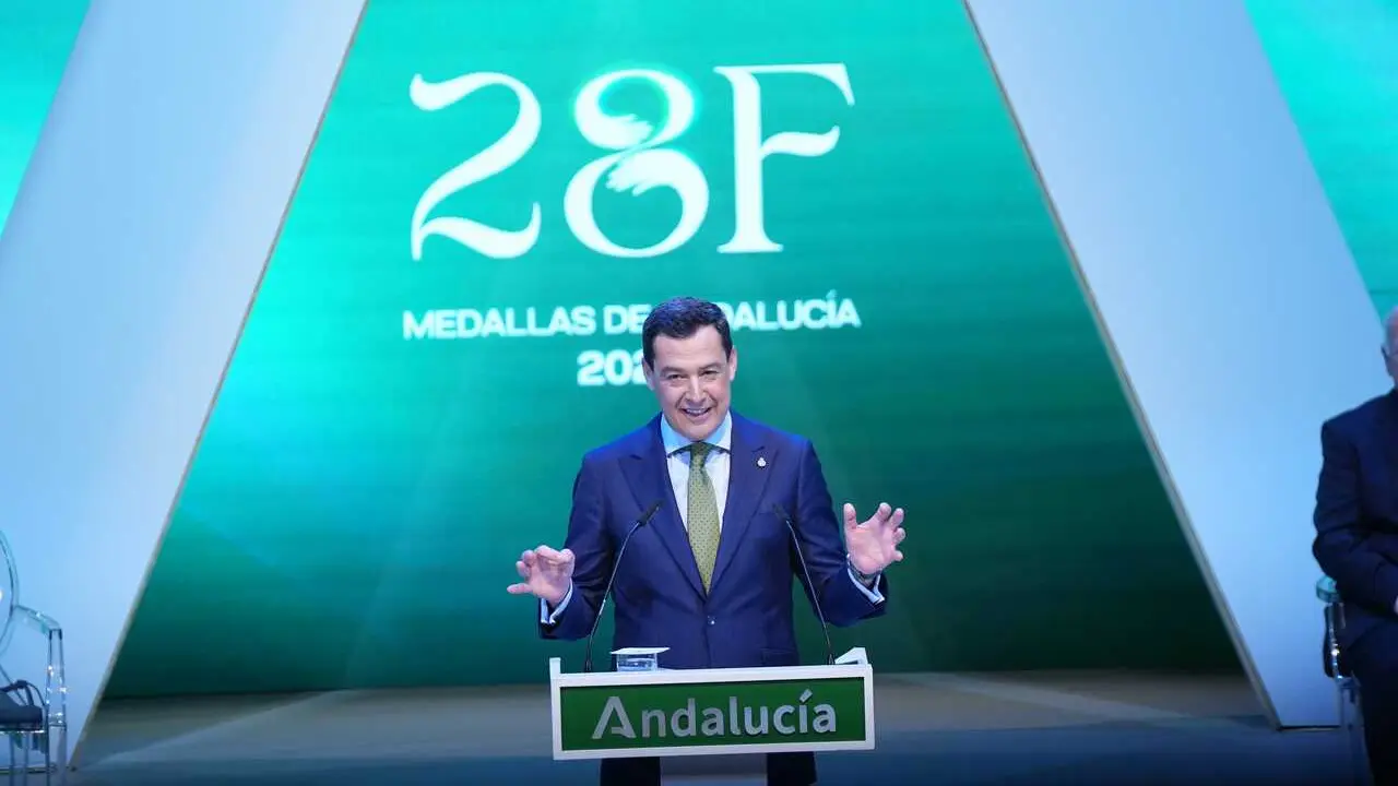 El presidente de la Junta de Andaluc&iacute;a, Juanma Moreno interviene en el acto. A 28 de febrero de 2026 en Sevilla, Andaluc&iacute;a (Espa&ntilde;a)