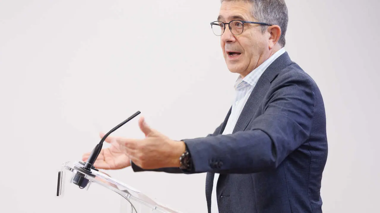 Archivo - El portavoz del PSOE en el Congreso, Patxi L&oacute;pez, durante una rueda de prensa, en una imagen de archivo.