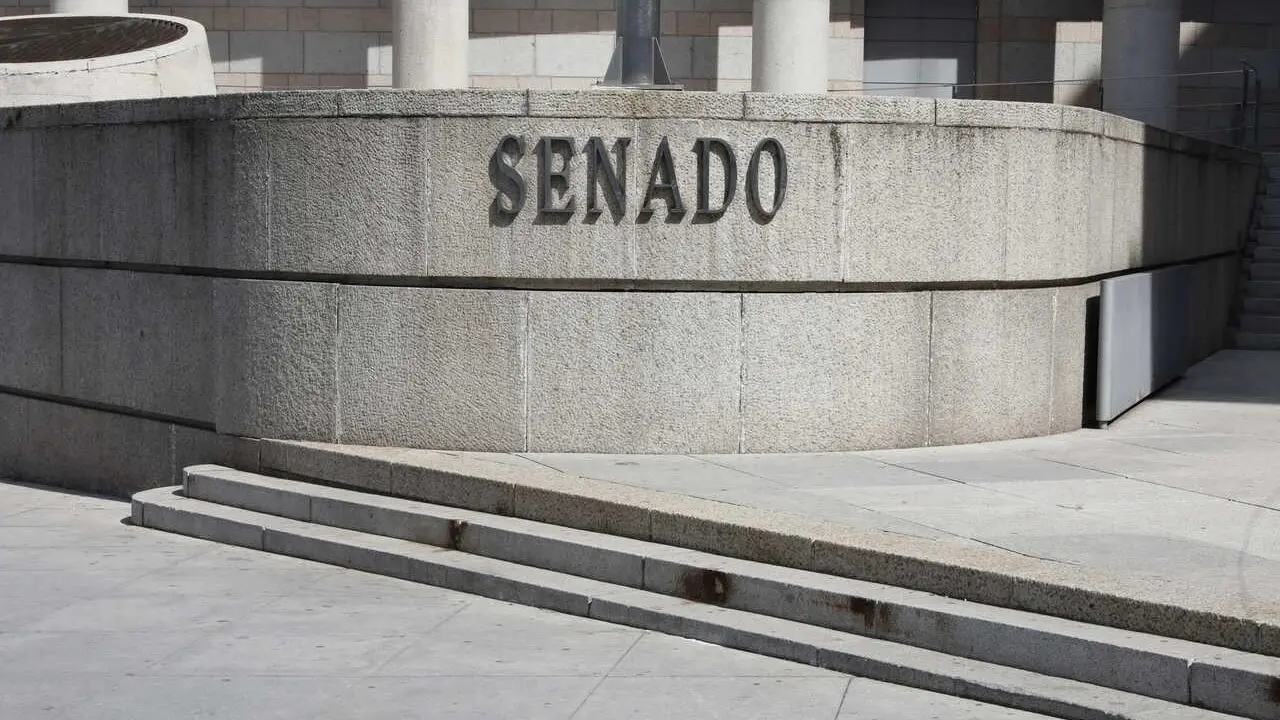 Archivo - Planca en la que se lee 'Senado' en la fachada exterior del edificio del Senado en Madrid.