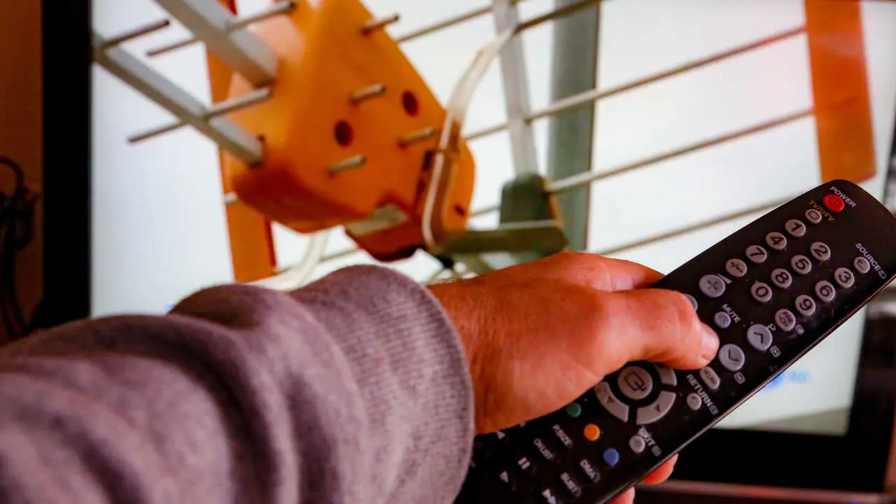 Archivo - Una persona utiliza su mando de la televisi&oacute;n para buscar canales, en Madrid (Espa&ntilde;a), a 7 de octubre de 2020. 