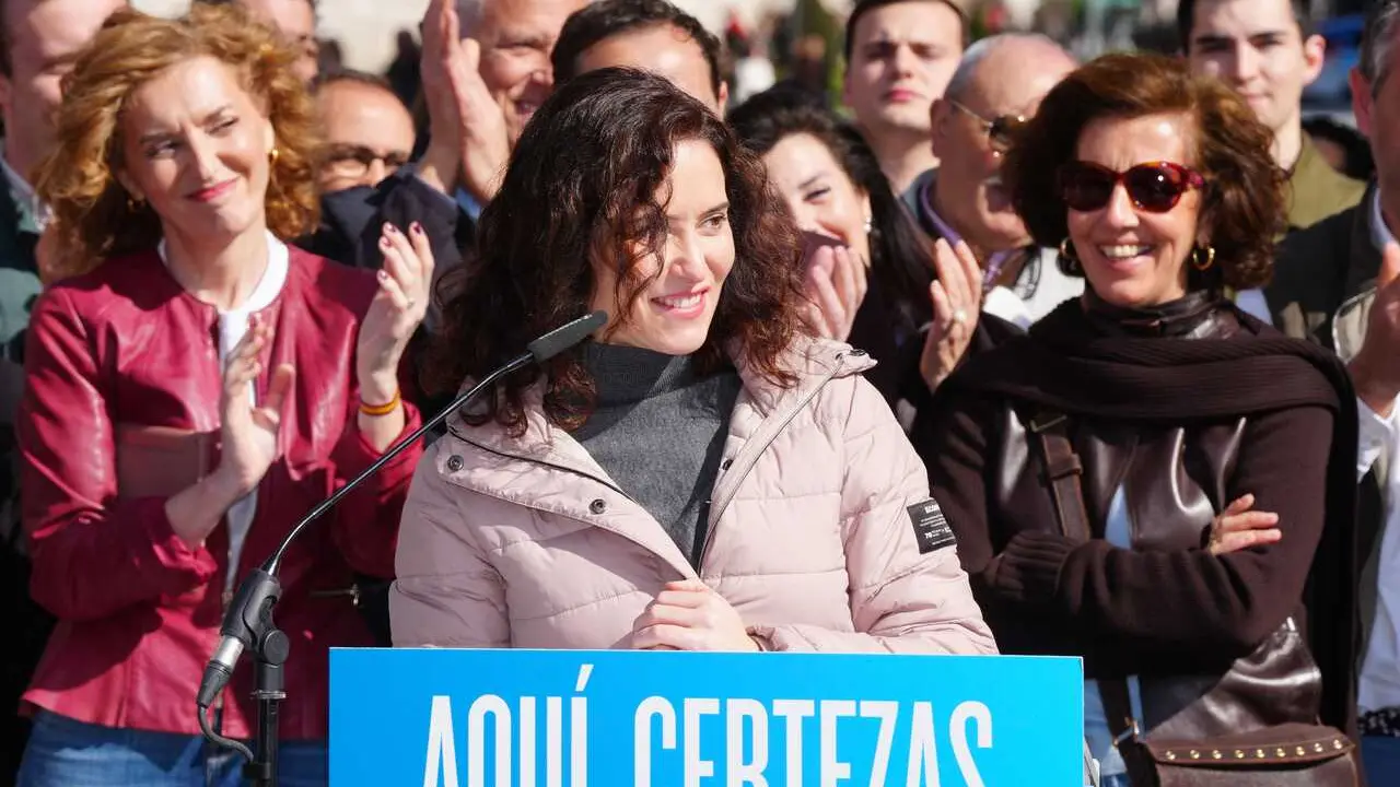 La presidenta de la Comunidad de Madrid y del PP madrile&ntilde;o, Isabel D&iacute;az Ayuso, participa en un acto de partido del PP, en la plaza de Portugalete, a 1 de marzo de 2026, en Valladolid, Castilla Le&oacute;n (Espa&ntilde;a). La presidenta de la Comunidad de Madrid, Isabel