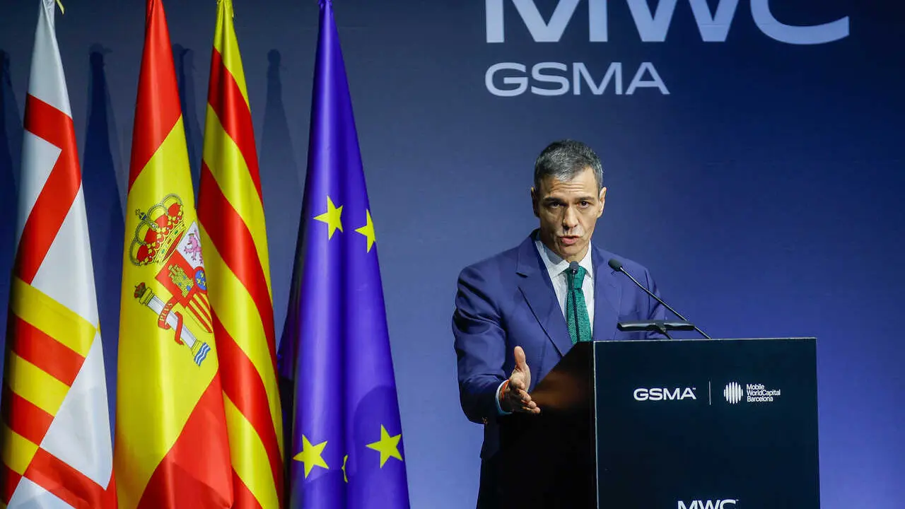 El presidente del Gobierno, Pedro S&aacute;nchez, interviene durante la cena oficial de inauguraci&oacute;n del Mobile World Congress (MWC) Barcelona 2026, en el Museu Nacional d'Art de Catalunya, a 1 de marzo de 2026, en Barcelona, Catalunya (Espa&ntilde;a). El Mobile Congre