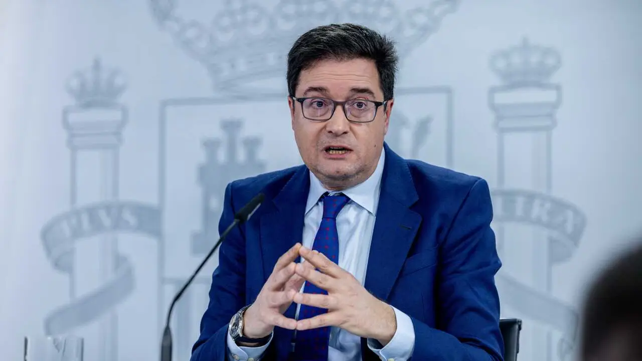 El ministro para la Transformaci&oacute;n Digital, &Oacute;scar L&oacute;pez, durante una rueda de prensa tras el Consejo de Ministros, a 24 de febrero de 2026, en Madrid (Espa&ntilde;a). El Gobierno ha aprobado en el Consejo de Ministros la aprobaci&oacute;n de la desclasificaci&oacute;n de los 