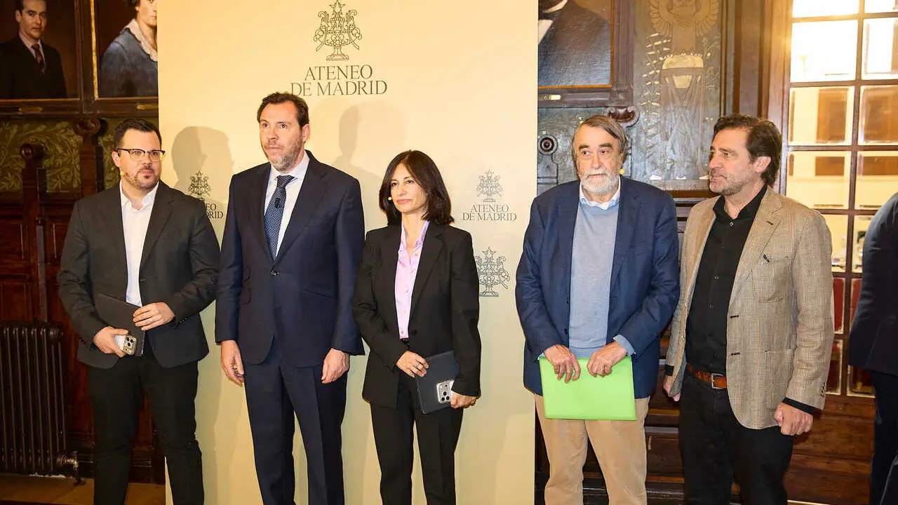 El ministro de Transportes y Movilidad Sostenible, &Oacute;scar Puente, y los periodistas, Pedro Garc&iacute;a Cuartango, Lola Garc&iacute;a y Guillermo Lera, durante un desayuno informativo, en el Ateneo de Madrid, a 2 de marzo de 2026, en Madrid (Espa&ntilde;a).