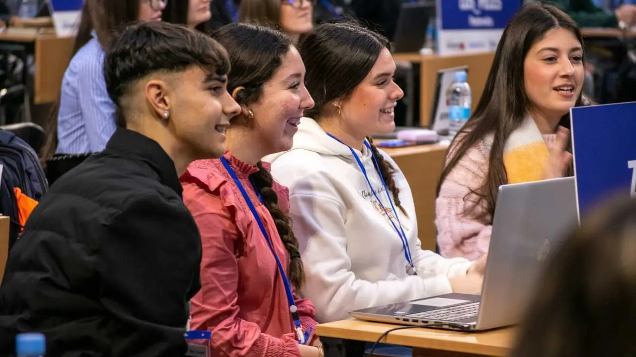 Archivo - El 34,5% de los j&oacute;venes entre 15 y 21 a&ntilde;os quiere emprender y crear su propia empresa, frente a un 12,5% que aspira a ser empleado en una empresa, seg&uacute;n se desprende del 'XI Informe Young Business Talents: La visi&oacute;n de los j&oacute;venes'.