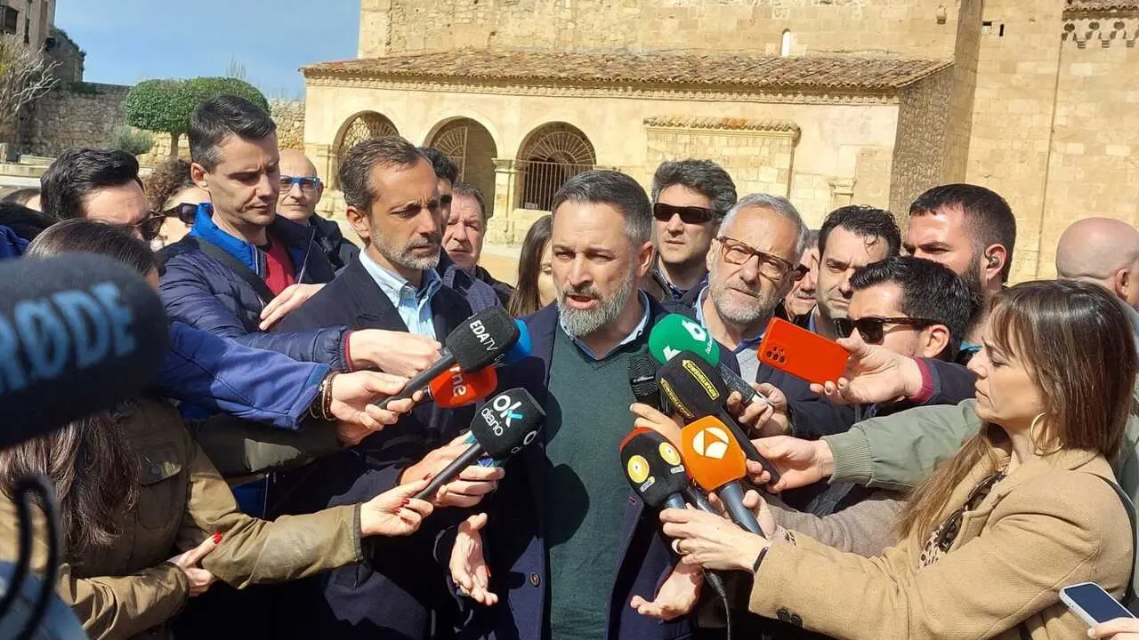 El presidente de Vox, Santiago Abascal, acompa&ntilde;ado por el candidato de Vox a la presidencia de Castilla y Le&oacute;n, Carlos Poll&aacute;n.