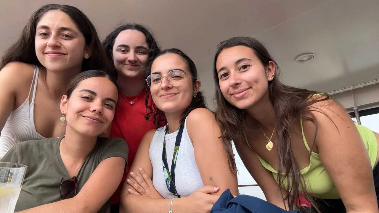 Marta Viv&oacute;, &Aacute;ngela Taracido, Luc&iacute;a Mateo, Luc&iacute;a Salinas y Marina V&aacute;zquez, desde el crucero en el puerto de Dubai,donde llevan tres d&iacute;as atrapadas