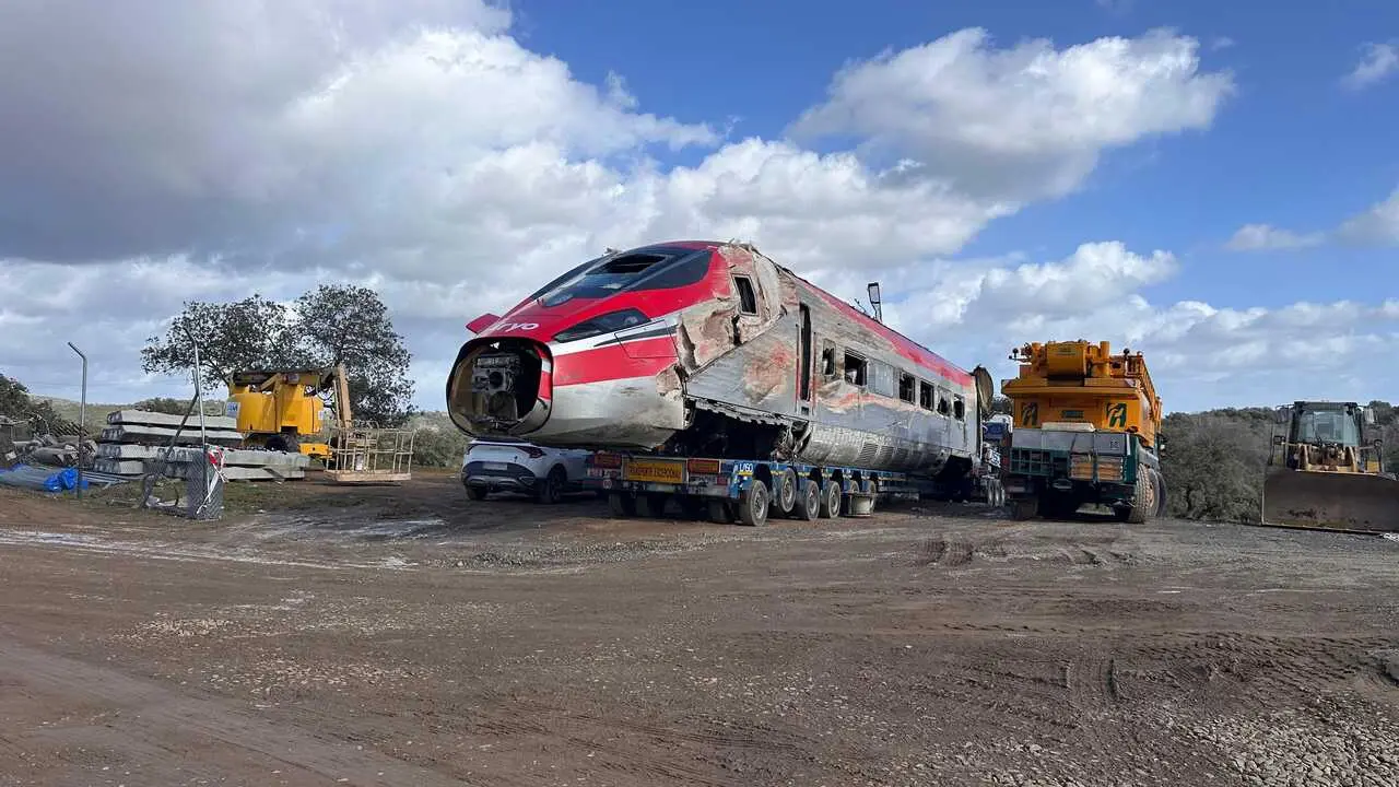 Archivo - Uno de los vagones del Iryo accidentado en Adamuz es transportado por una gr&uacute;a, a 23 de enero de 2026, en Adamuz, C&oacute;rdoba, Andaluc&iacute;a (Espa&ntilde;a).