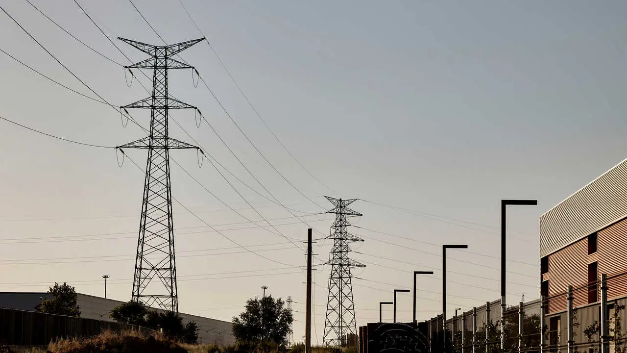 Archivo - Vista de una torre de alta tensi&oacute;n