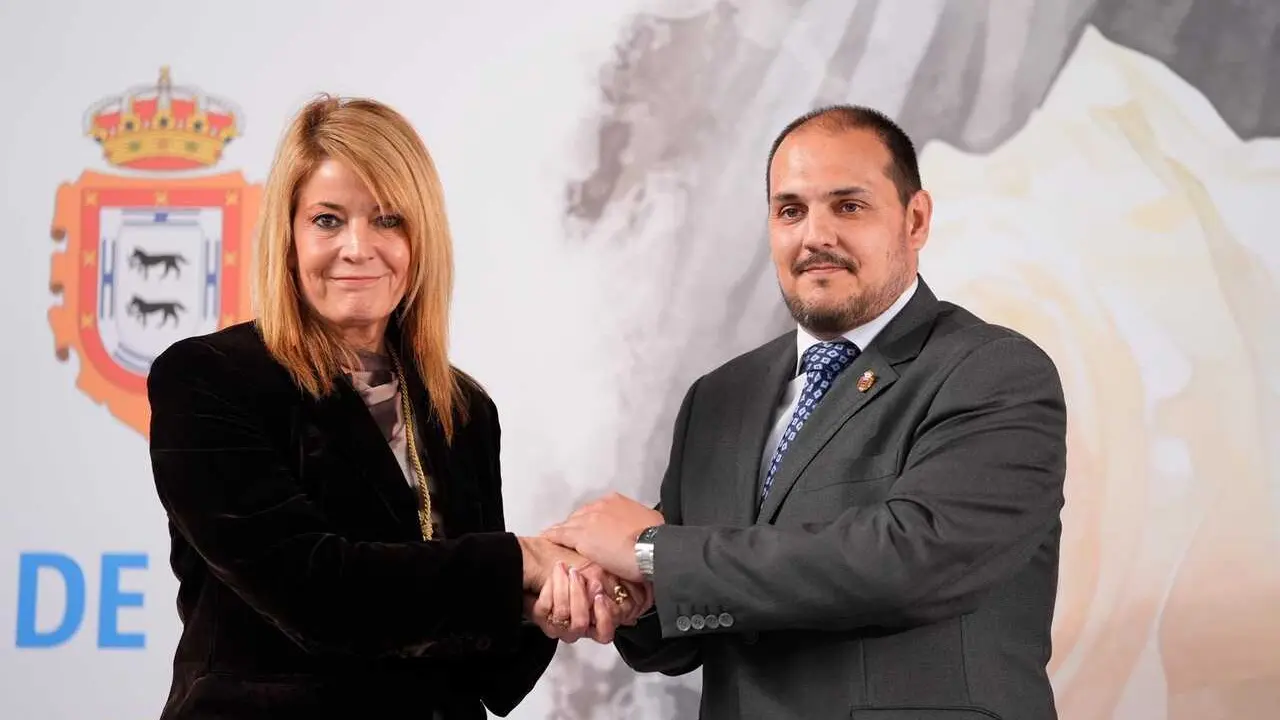 La alcaldesa de Huelva, Pilar Miranda, y al alcalde de Adamuz (C&oacute;rdoba), Rafael &Aacute;ngel Moreno, en el acto de hermanamiento de ambos municipios.