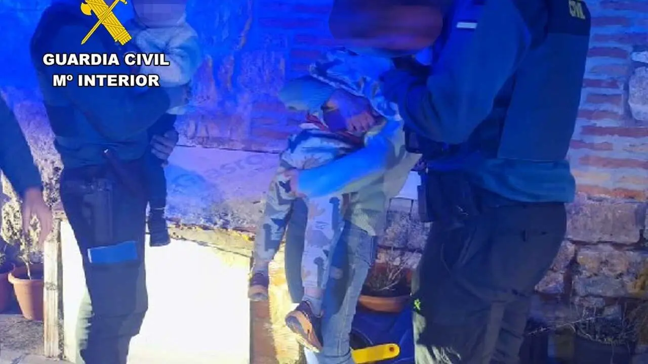 Momento en el que el ni&ntilde;o es entregado a sus padres tras ser localizado.