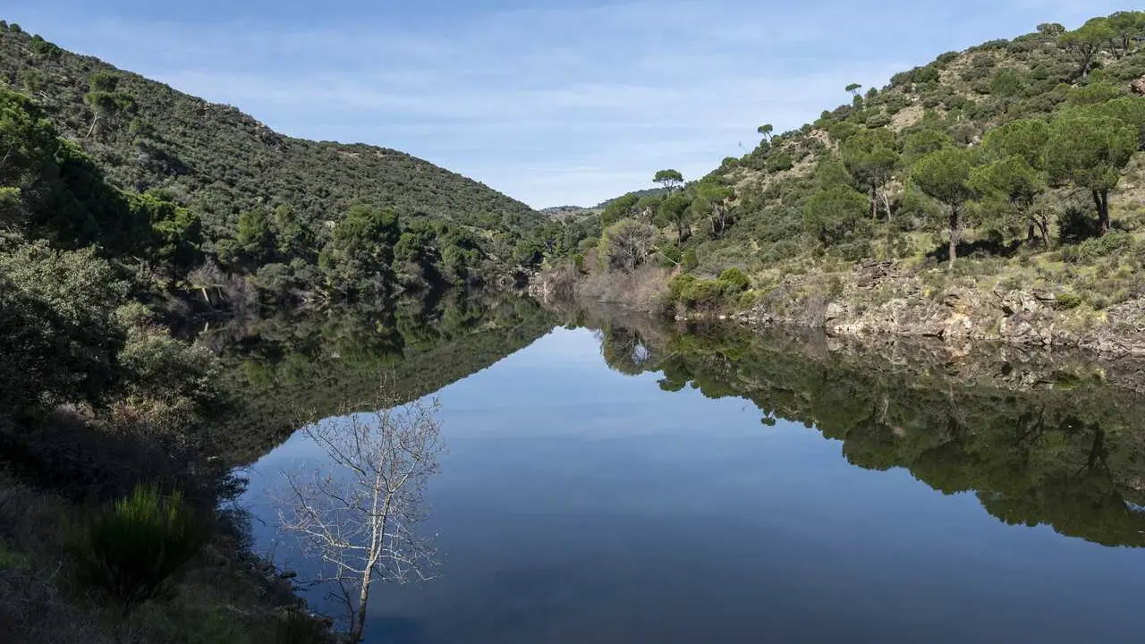 Un tramo de la V&iacute;a Verde del Alberche, a 22 de febrero de 2026, en Pelayos de la Presa, Madrid (Espa&ntilde;a). 