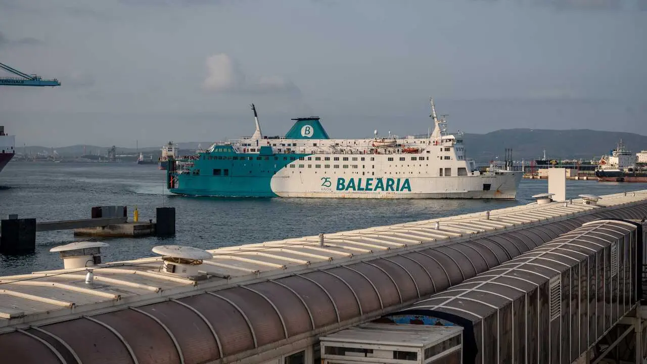 Archivo - Un ferri de Balearia en el puerto de Algeciras. ARCHIVO.