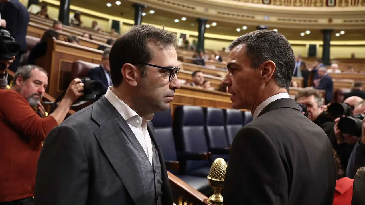 El presidente del Gobierno, Pedro S&aacute;nchez (d), y el ministro de Econom&iacute;a y Comercio, Carlos Cuerpo (i).