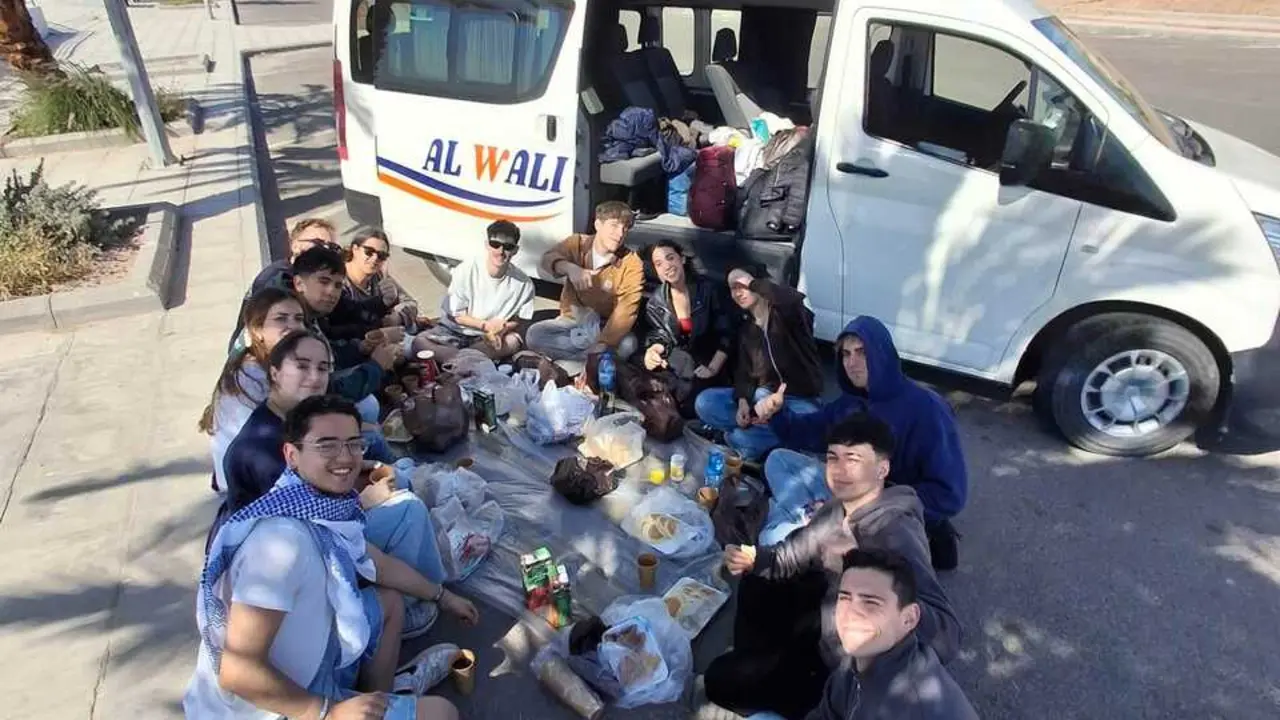 El grupo de estudiantes en Jordania a la espera de coger un ferri a Egipto.