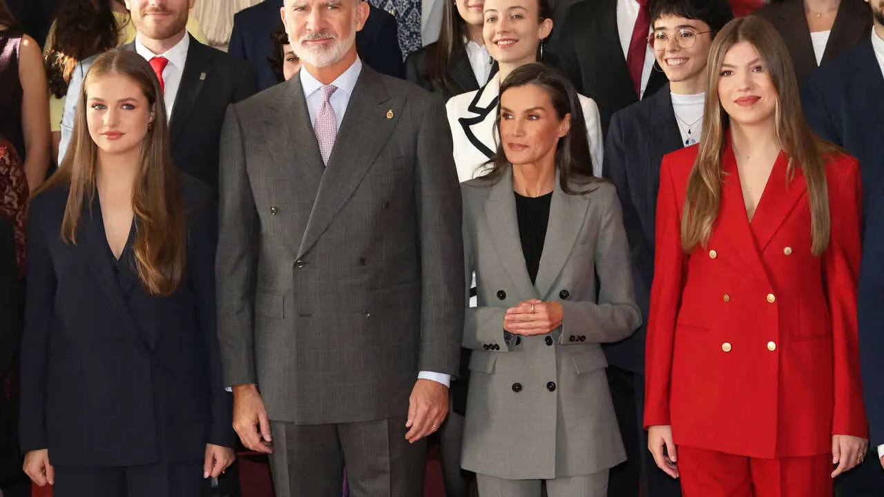 La Princesa Leonor, el rey Felipe, la Reina Letizia y la Infanta Sof&iacute;a durante la audiencia a los galardonados con los "Premios fin de grado 2024" de la Universidad de Oviedo en el Hotel de la Reconquista, a 24 de octubre de 2025, en Oviedo (Espa&ntilde;a).

Ra&uacute;l Terrel / Europa Press
FAMOSOS;UNIVERSIDAD;FAMILIA REAL;REY;PRINCESA;REINA
24/10/2025