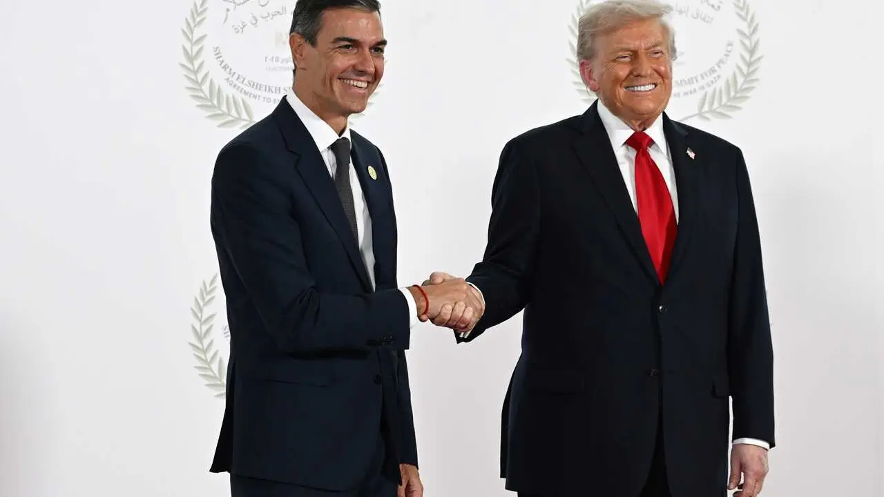 Archivo - El presidente del Gobierno, Pedro S&aacute;nchez (i) saluda al presidente de Estados Unidos, Donald Trump (d), antes de la ceremonia de firma del plan de paz para Oriente Pr&oacute;ximo, a 13 de octubre de 2025, en Egipto.