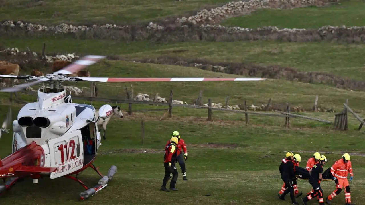 Equipos de rescate trabajan en el lugar de los hechos, a 3 de marzo de 2026, en Santander, Cantabria (Espa&ntilde;a). 