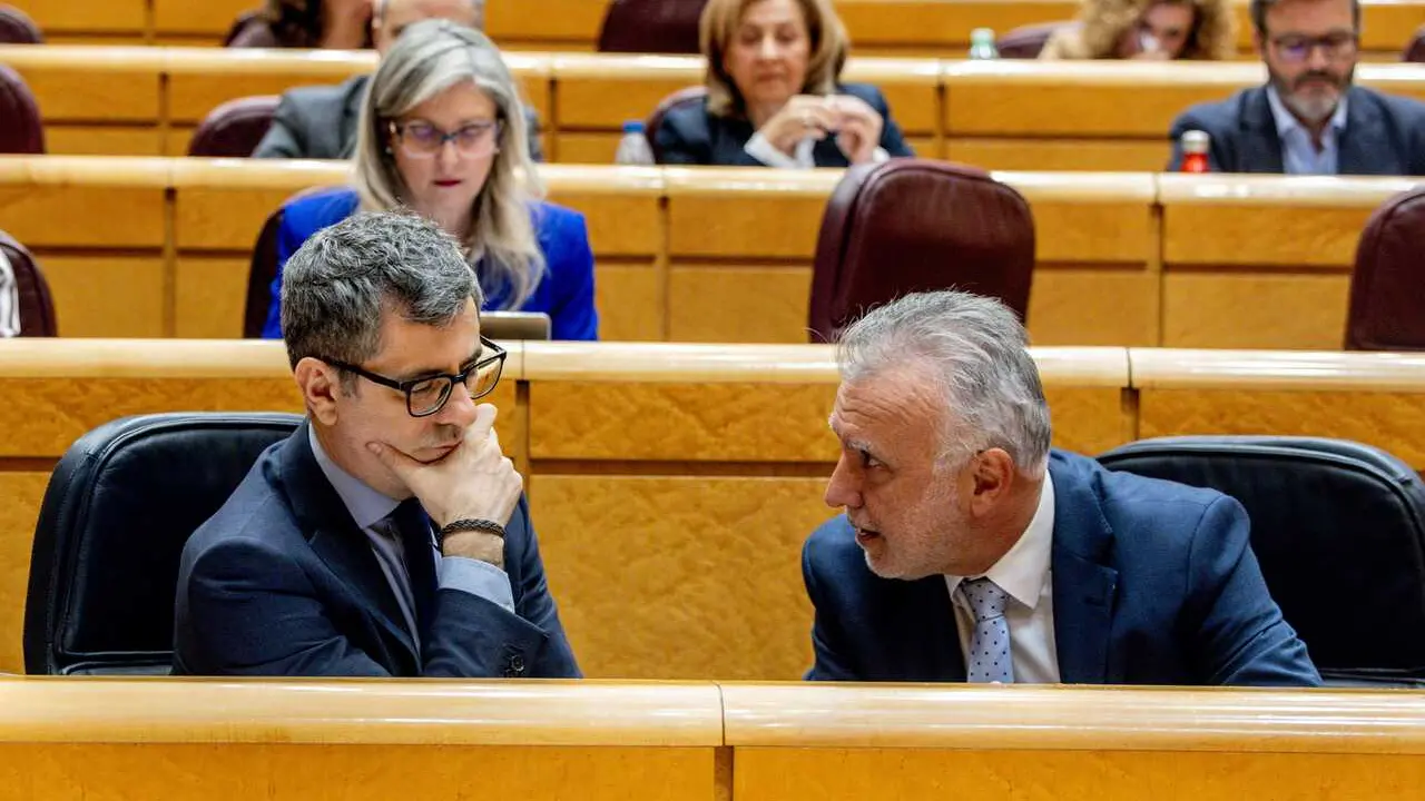 El ministro de la Presidencia, Justicia y Relaciones con las Cortes, F&eacute;lix Bola&ntilde;os (i) y el ministro de Pol&iacute;tica Territorial y Memoria Democr&aacute;tica, &Aacute;ngel V&iacute;ctor Torres (d), en el Senado, a 3 de marzo de 2026, en Madrid (Espa&ntilde;a). 