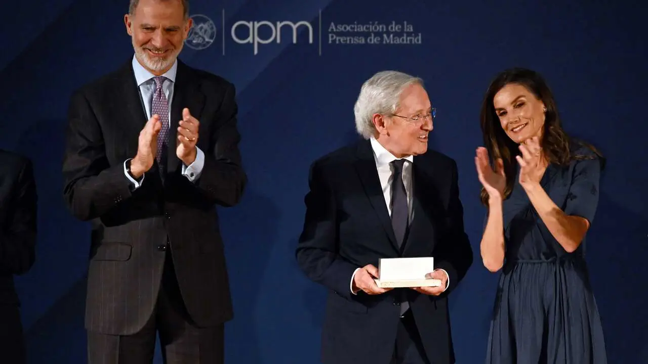 Archivo - Fernando &Oacute;nega recibe Premio APM de Honor 2024 junto a los Reyes.