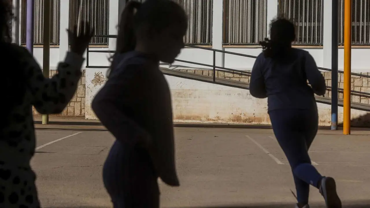 Archivo - Varios ni&ntilde;os en el patio 