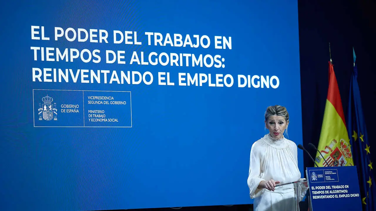La vicepresidenta segunda y ministra de Trabajo y Econom&iacute;a Social, Yolanda D&iacute;az, durante unas jornadas sobre trabajo y algoritmos, en la sede del Ministerio, a 4 de marzo de 2026, en Madrid (Espa&ntilde;a). Bajo el t&iacute;tulo &lsquo;El poder del trabajo en tiempos de algo