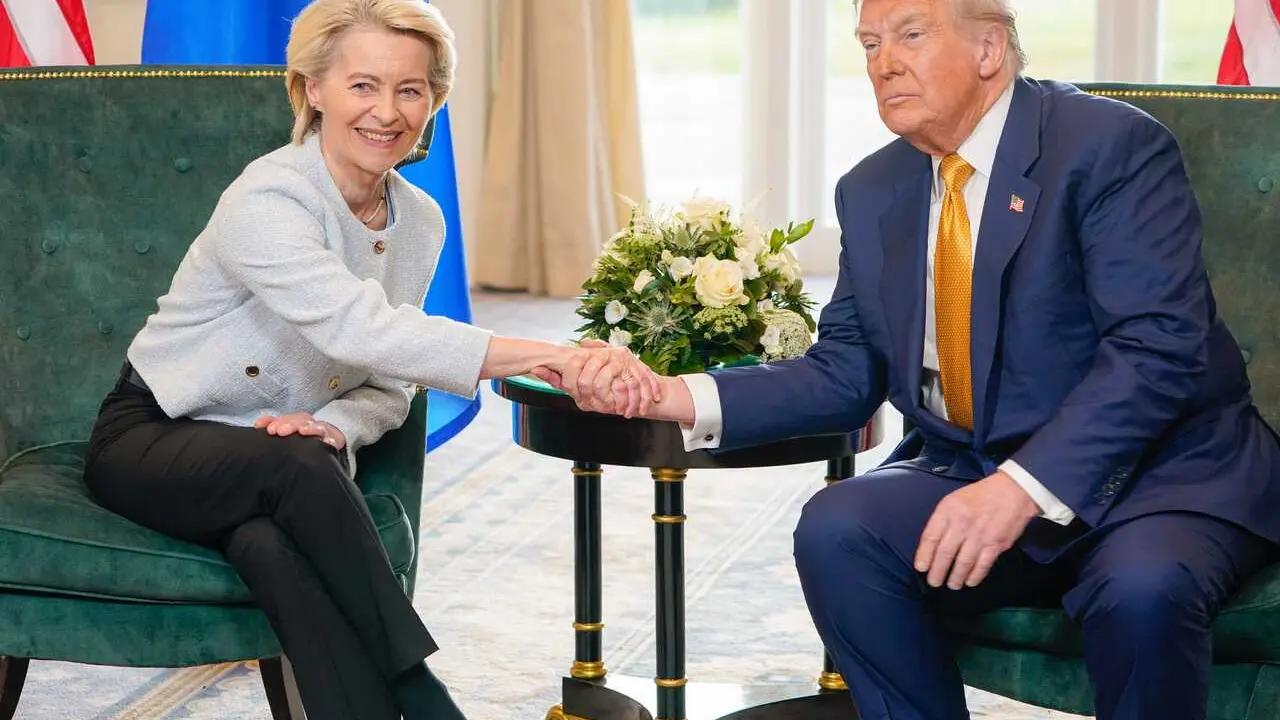 Archivo - La presidenta de la Comisi&oacute;n Europea, Ursula von der Leyen, y el presidente de Estados Unidos, Donald Trump, tras acordar una tregua arancelaria el pasado verano en Escocia.