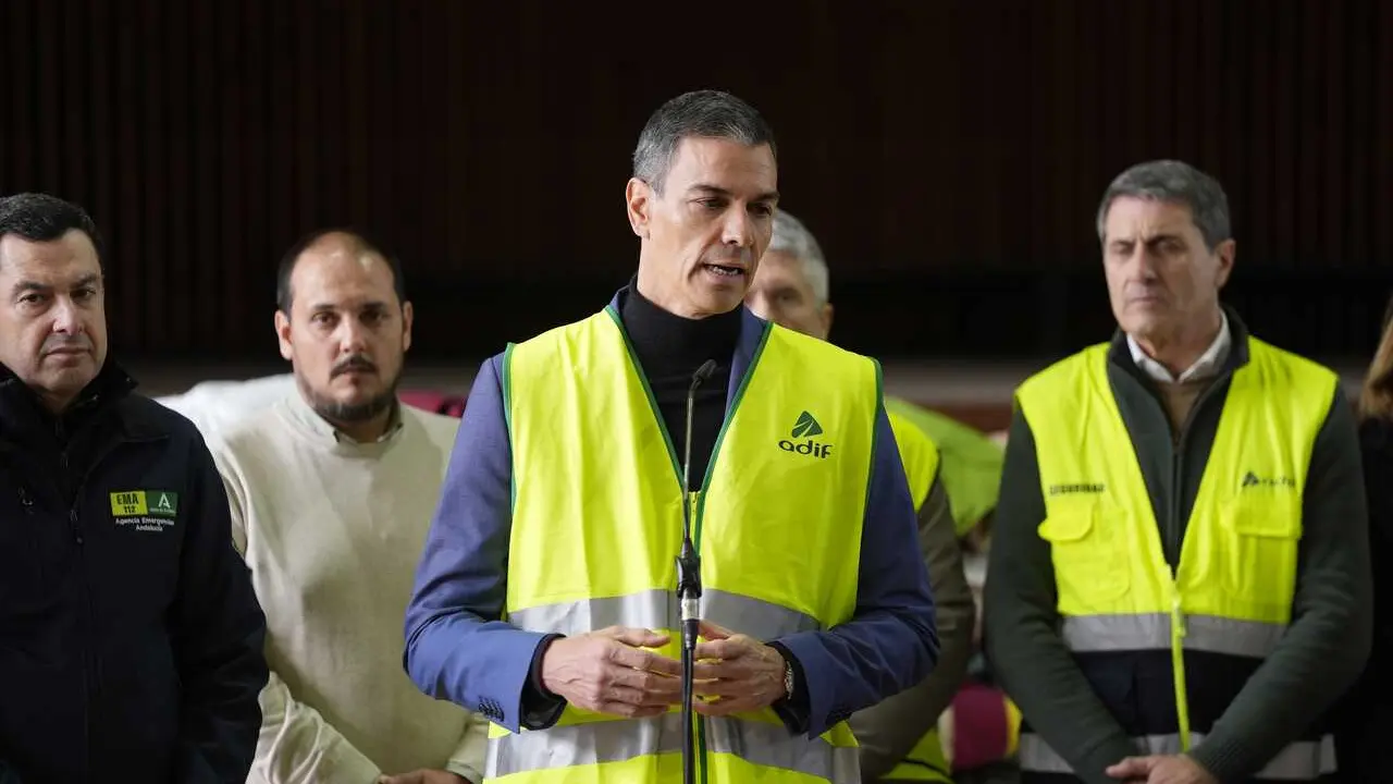 Archivo - El presidente del Gobierno, Pedro S&aacute;nchez, en Adamuz tras el accidente.