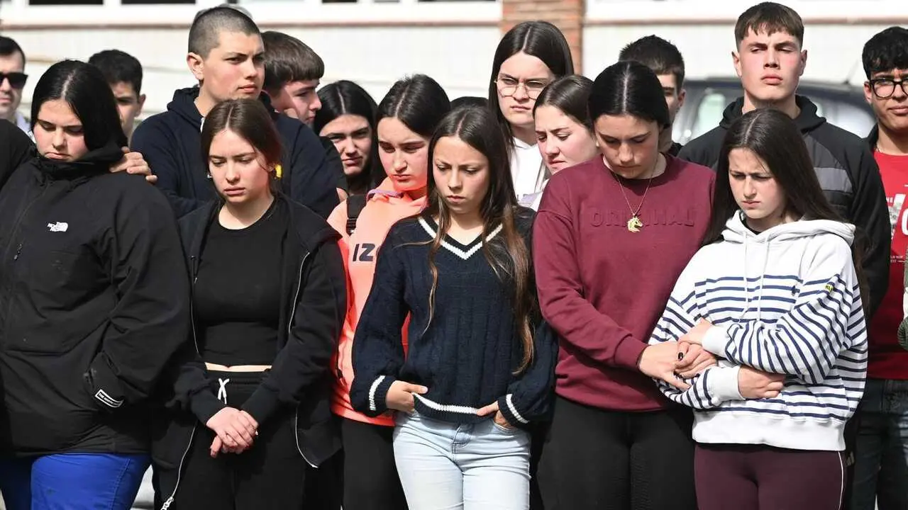 Los alumnos y los profesores del CIFP y del IES La Granja de Heras guardan un minuto de silencio.