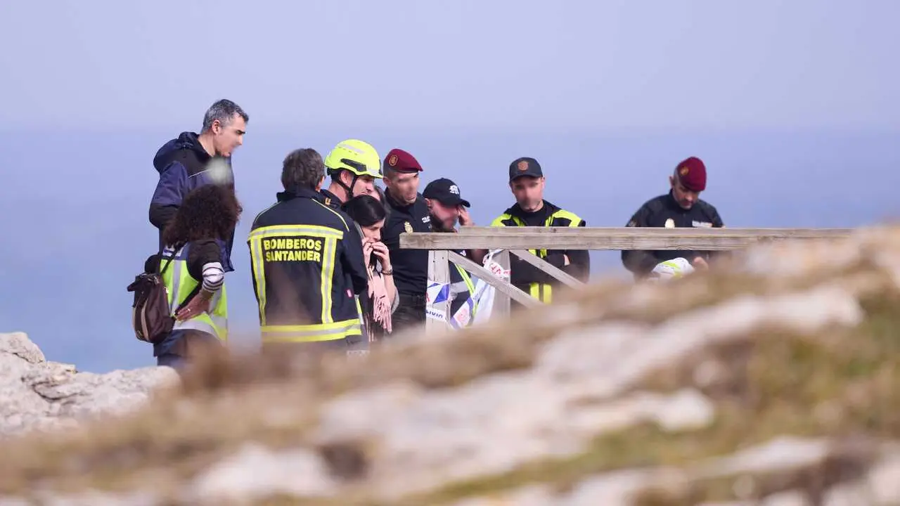 Equipos de rescate y servicios de emergencias trabajan en el lugar de los hechos este mi&eacute;rcoles