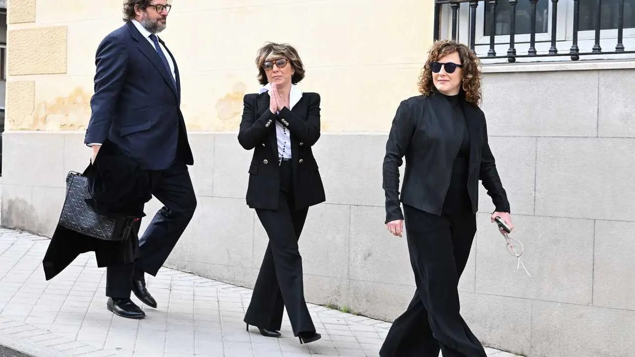 Sonsoles &Oacute;nega, su pareja, Juan Montes, y Cristina &Oacute;nega junto a su marido llegan a la capilla ardiente situada en la Casa de Galicia de Madrid, a 04 de marzo de 2026, en Madrid (Espa&ntilde;a). El periodista Fernando &Oacute;nega ha muerto a los 78 a&ntilde;os.