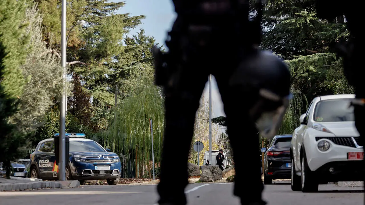 Archivo - Un agente de Polic&iacute;a Nacional en las inmediaciones de la embajada de Ucrania tras ser acordonada