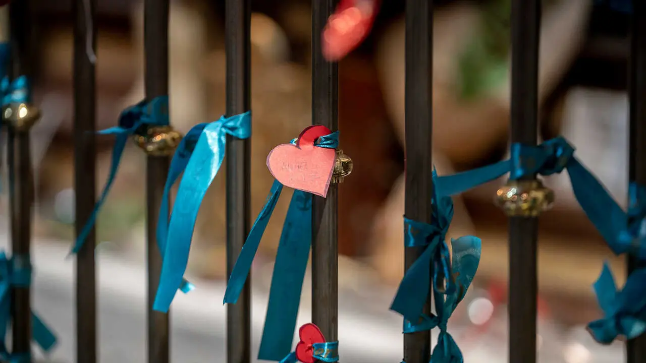 Archivo - Cintas colgadas por las parejas junto a las reliquias de San Valent&iacute;n durante la celebraci&oacute;n de la festividad de San Valent&iacute;n en la Iglesia de San Ant&oacute;n, en Madrid (Espa&ntilde;a). 