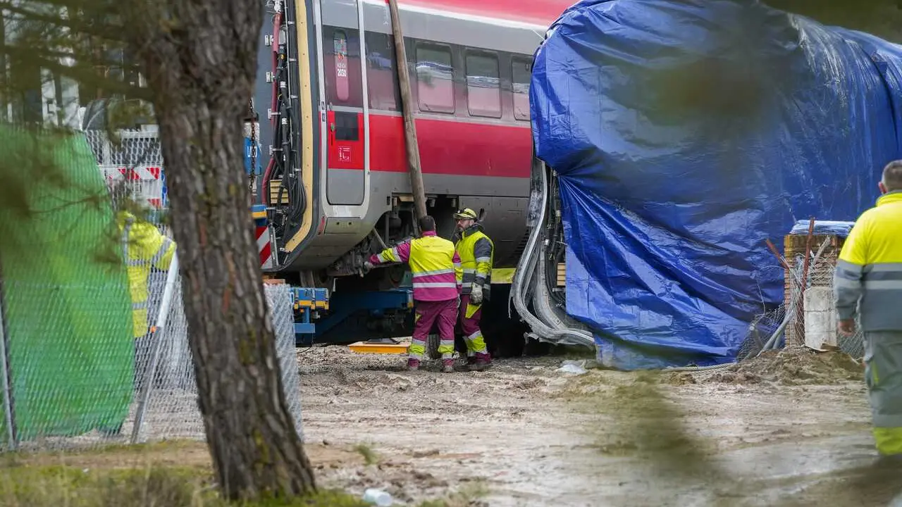 Archivo - Trabajadores realizan tareas de retirada de los vagores en el punto de las v&iacute;as donde tuvo lugar el accidente de trenes de Adamuz, a 24 de enero de 2026 en Adamuz (C&oacute;rdoba, Andaluc&iacute;a). 