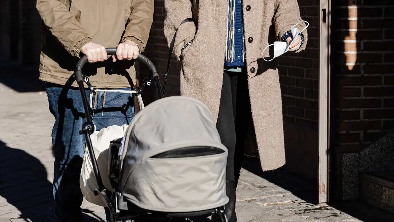 Archivo - Pareja en la calle  