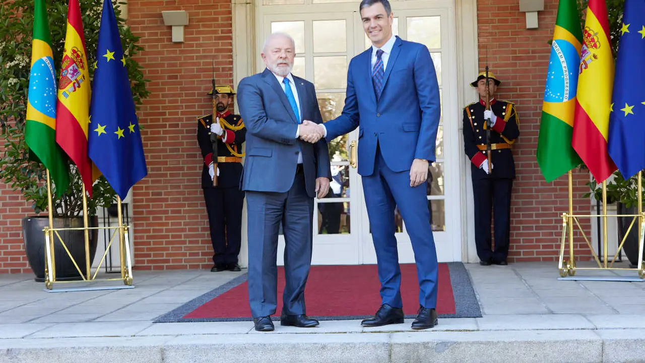 Archivo - El presidente del Gobierno, Pedro S&aacute;nchez (d), recibe al presidente de Brasil, Lula da Silva (i),  el 26 de abril de 2023, en Madrid (Espa&ntilde;a). 