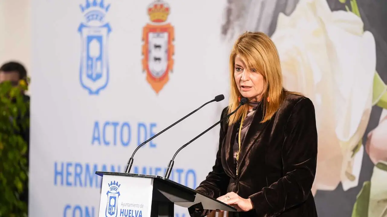 Imagen de archivo de la alcaldesa de Huelva, Pilar Miranda, durante el acto de hermanamiento entre los municipios de Huelva y Adamuz tras el accidente ferroviario. 