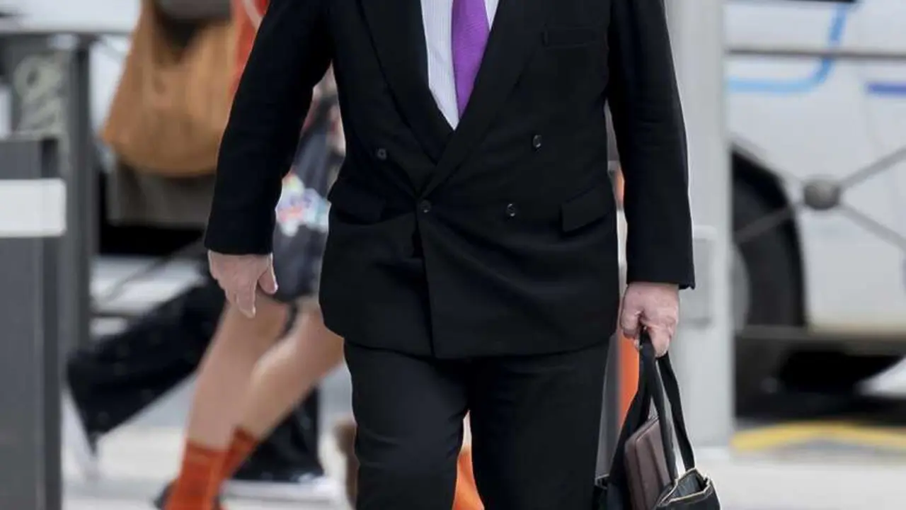 El excomisario Jos&eacute; Manuel Villarejo a su llegada a la Audiencia Nacional, a 3 de marzo de 2026, en Madrid (Espa&ntilde;a). Villarejo y dos periodistas se sientan desde ayer, 2 de marzo, en el banquillo de los acusados por el denominado 'caso Dina'.