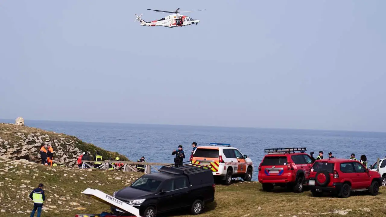 Equipos de rescate y servicios de emergencias trabajan en el lugar de los hechos, la playa de El Bocal, a 4 de marzo de 2026, en Santander, Cantabria (Espa&ntilde;a). El dispositivo desplegado tras colapsar ayer por la tarde la pasarela de la playa El Bocal, en 