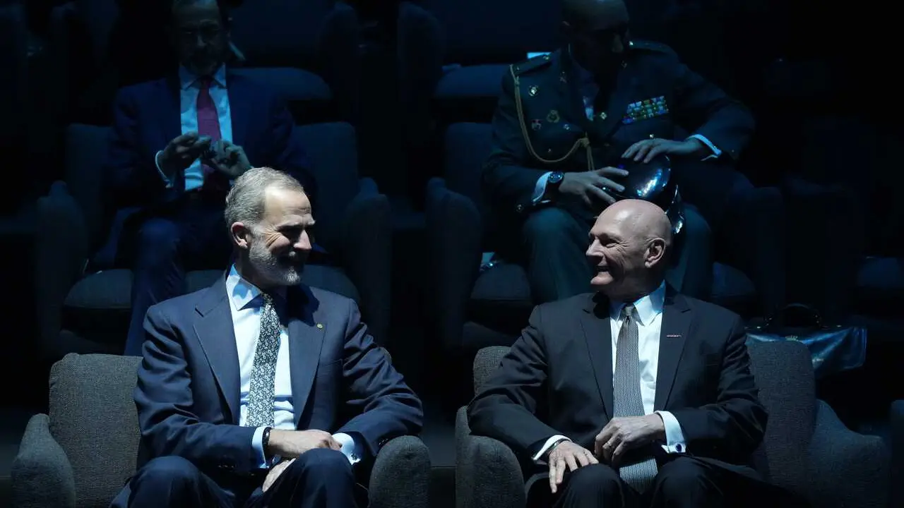 El Rey Felipe VI (i), y el CEO y director ejecutivo de GSMA Ltd., John Hoffman (d), durante la inauguraci&oacute;n del Mobile World Congress Barcelona 2026.