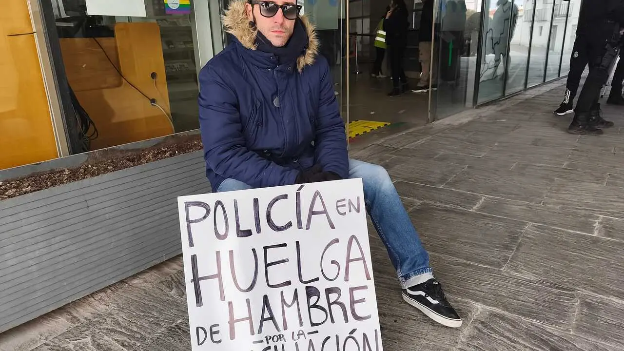 Polic&iacute;a Parla Huelga Hambre