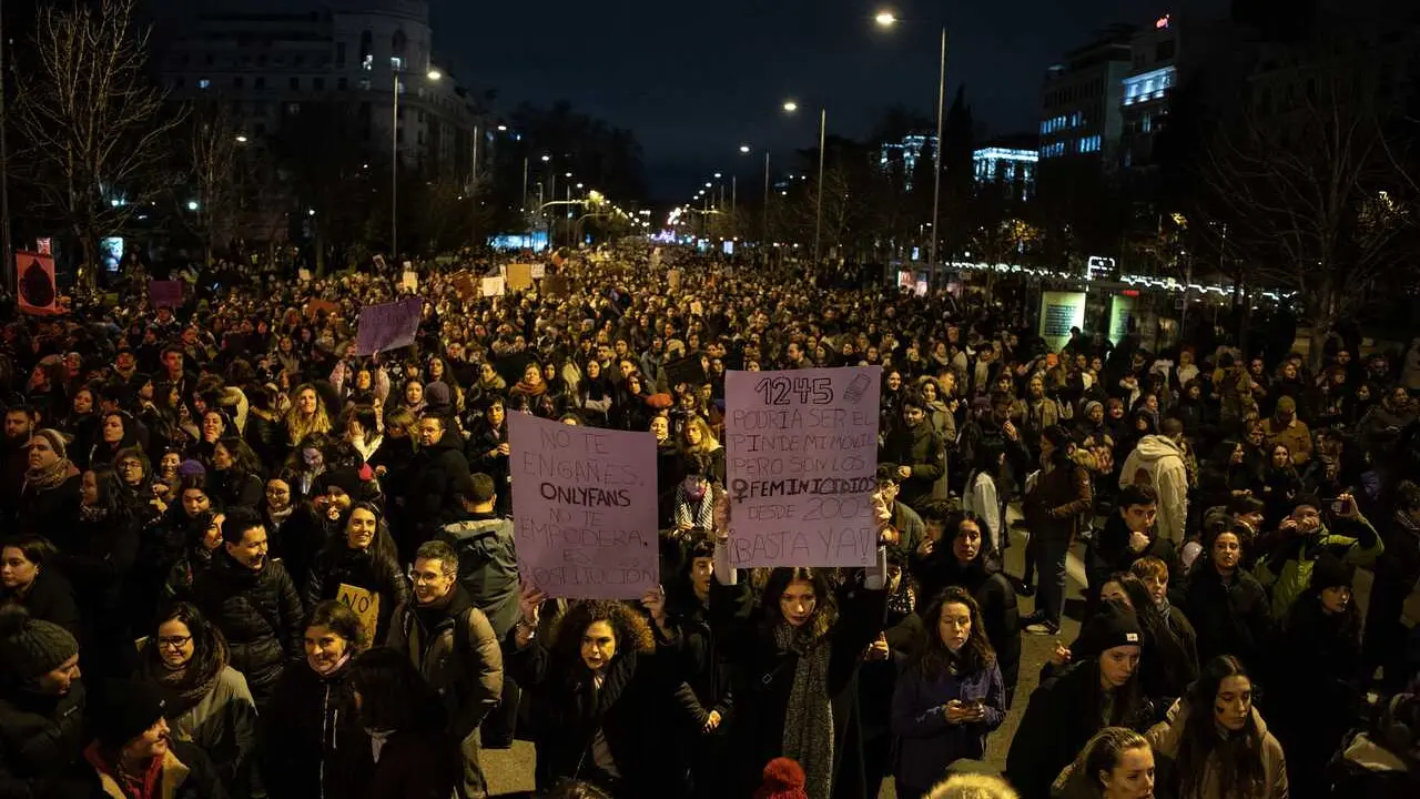Archivo - Cientos de mujeres durante la manifestaci&oacute;n convocada por la Comisi&oacute;n 8M por el D&iacute;a Internacional de la Mujer, a 8 de marzo de 2024, en Madrid (Espa&ntilde;a). 