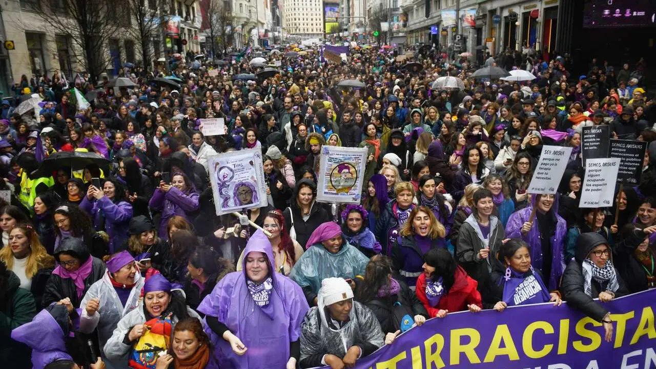 Archivo - Cientos de personas durante la manifestaci&oacute;n convocada por la Comisi&oacute;n 8M por el D&iacute;a de la Mujer, a 8 de marzo de 2025, en Madrid (Espa&ntilde;a). 
