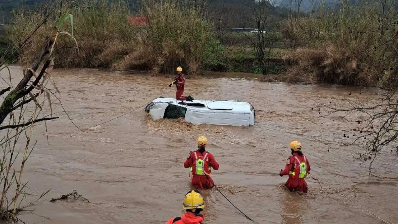 Buscan al conductor de un coche encontrado en una riera en Llinars (Barcelona) durante el temporal